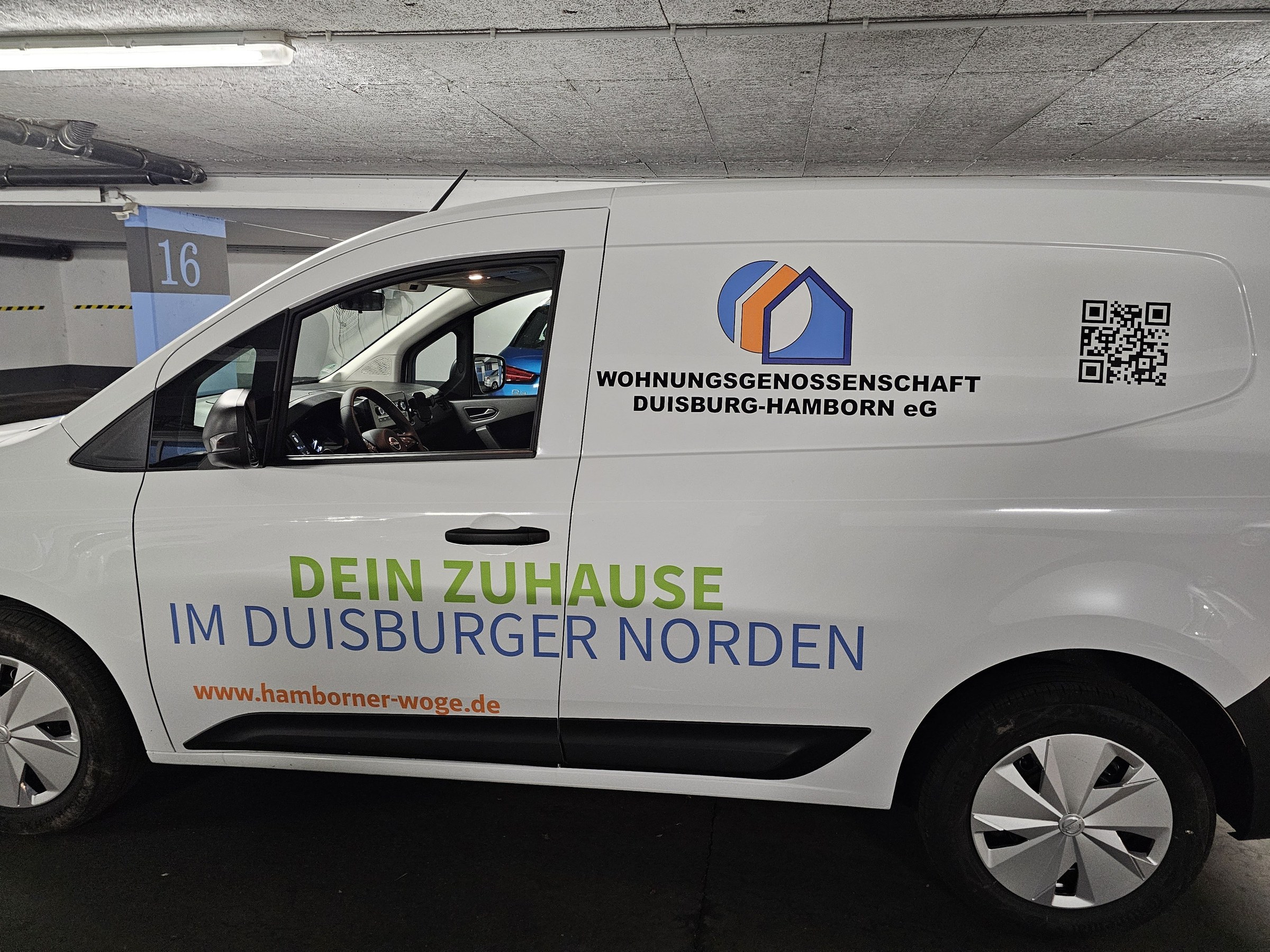Beschrifteter Transporter für einen regionalen Betrieb