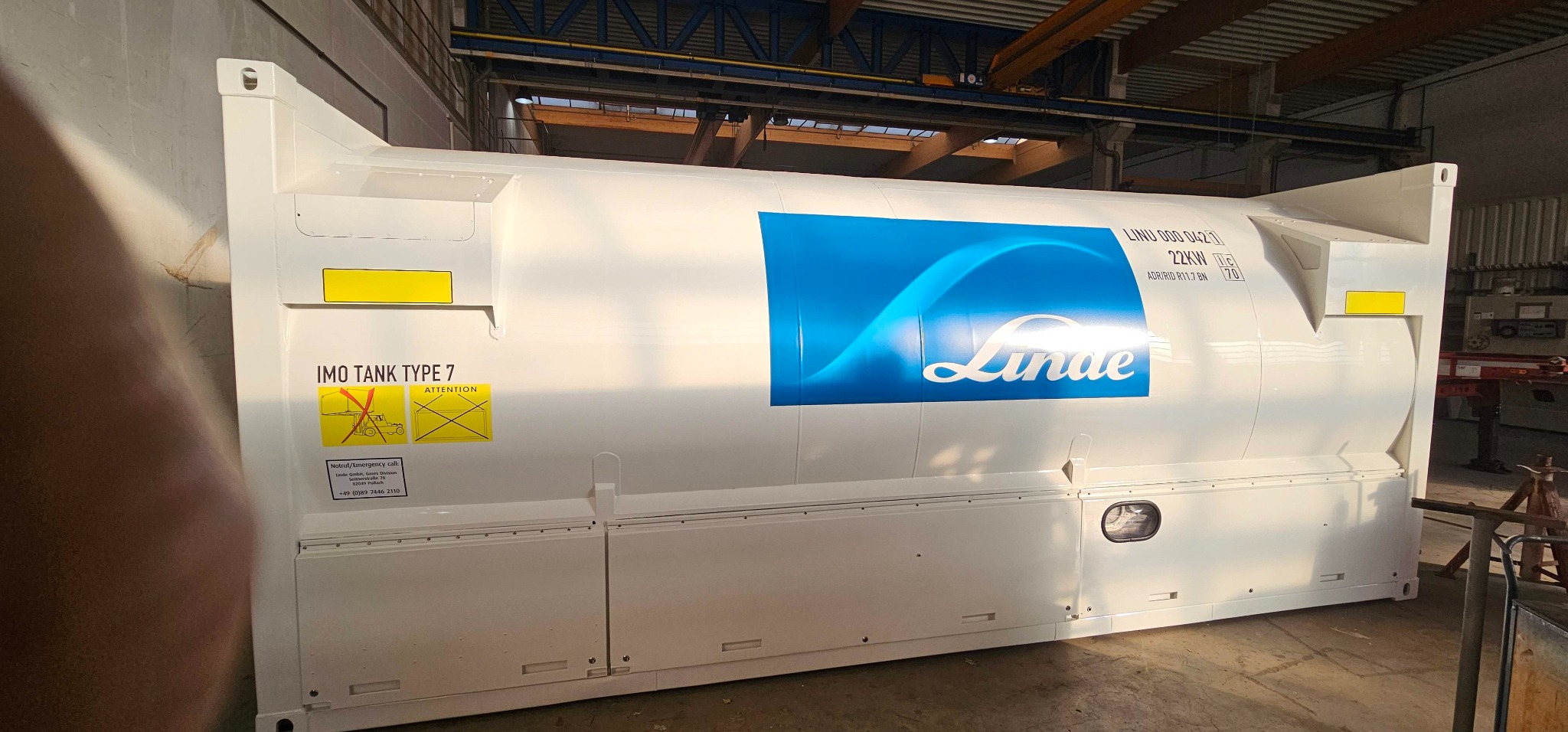 Beschrifteter Tankcontainer mit präzise aufgebrachtem Firmenlogo