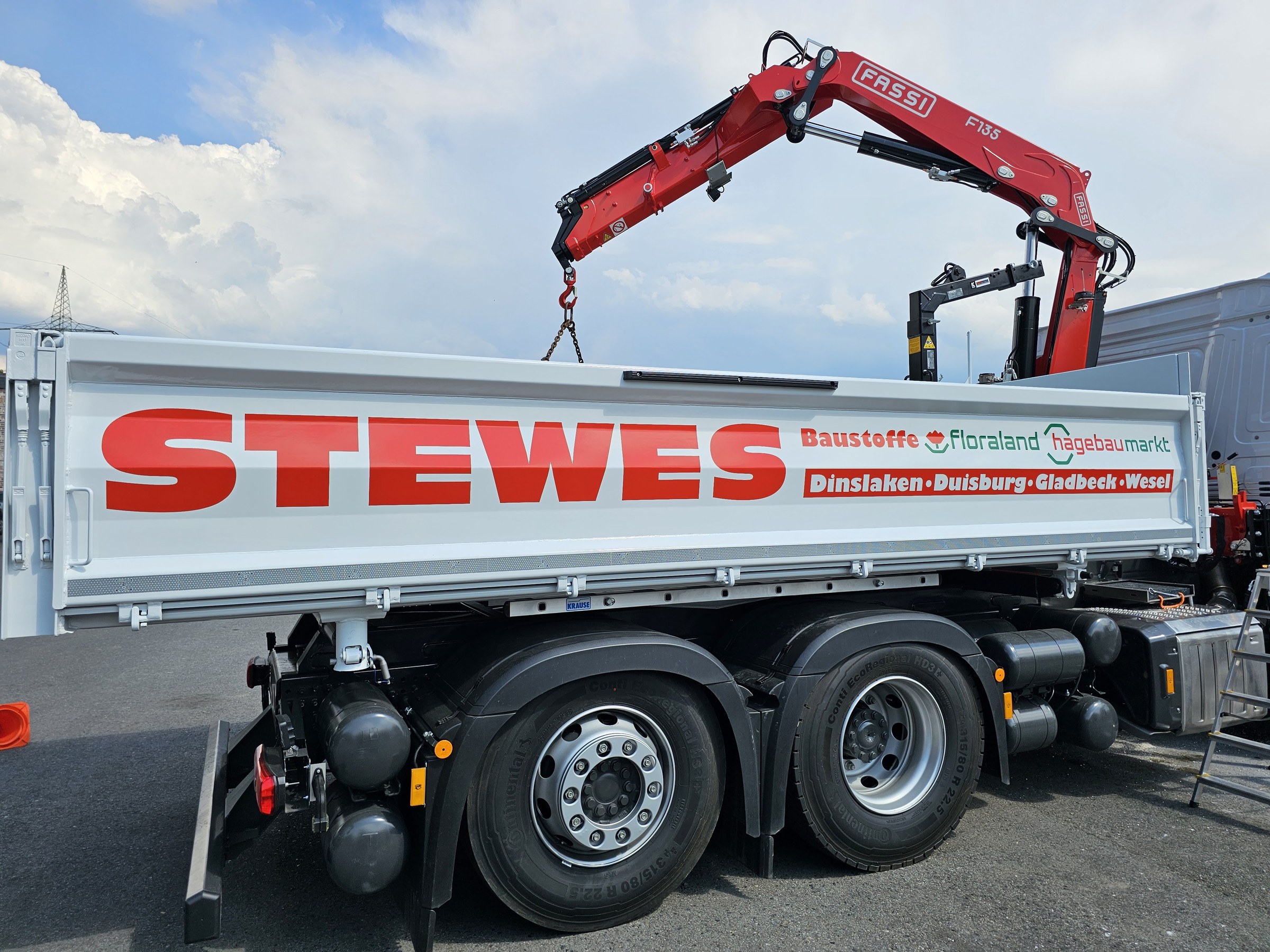 Beschrifteter Kran-LKW von Schroer Werbetechnik
