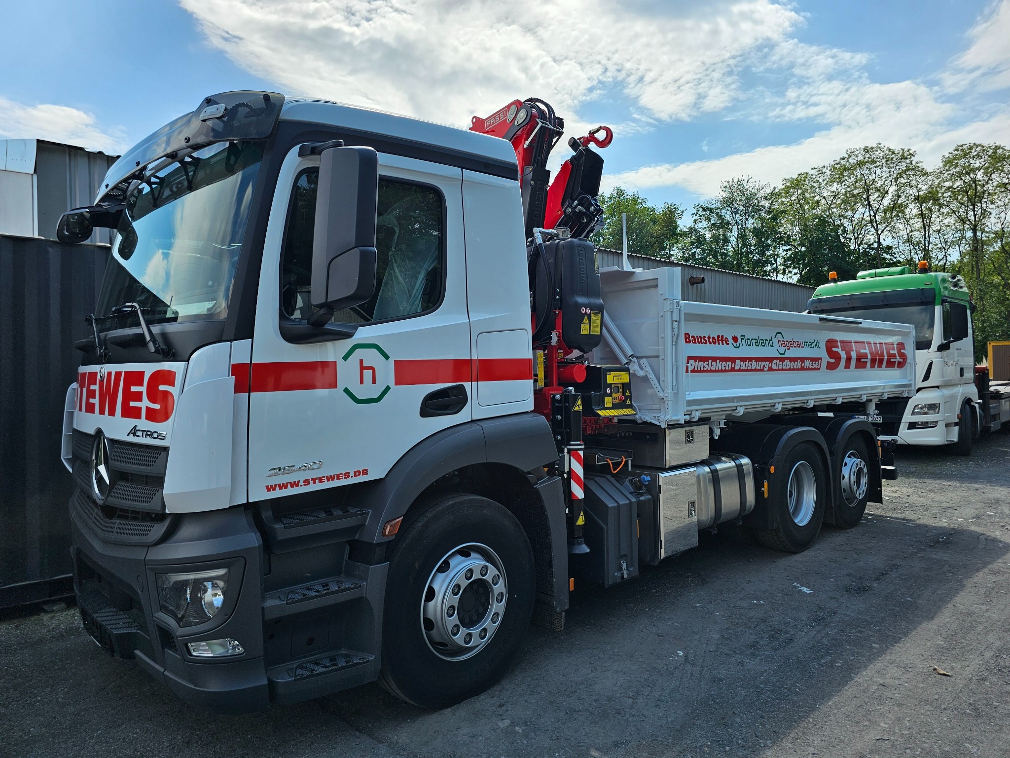 Weißer Mercedes Actros von Stewes mit professioneller Fahrzeugbeschriftung